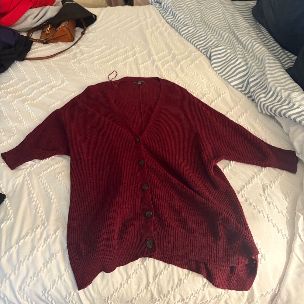 Like new maroon American Eagle 3 quarter length sleeve sweater